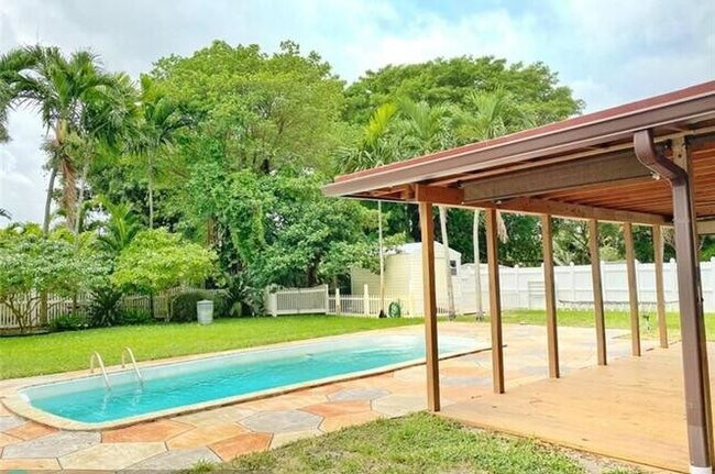 Foto del edificio - Cozy efficiency for rent  with a pool