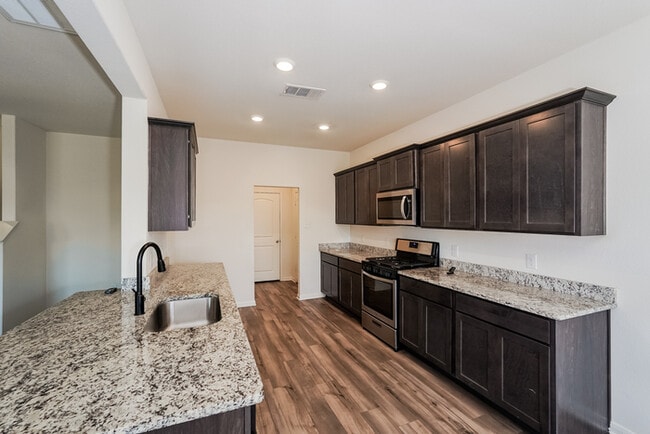 Building Photo - Spacious Two-Story Living in Ferris, TX