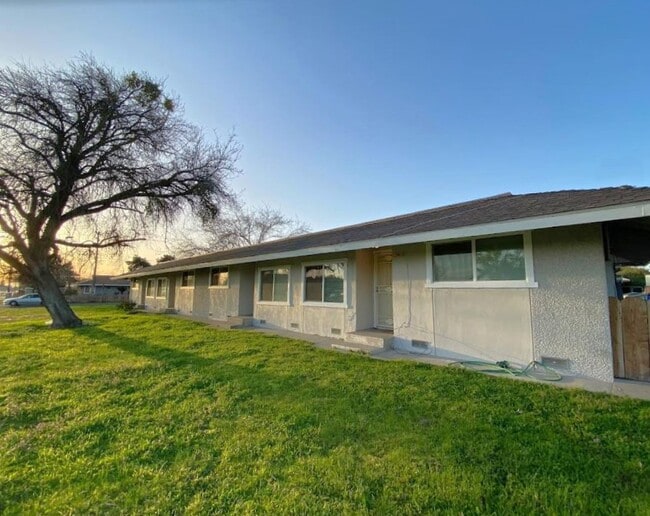 Building Photo - 823 E Bellevue Rd