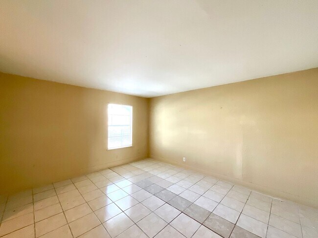 Building Photo - Available NOW! Prime Location 3-Bedroom, 2...