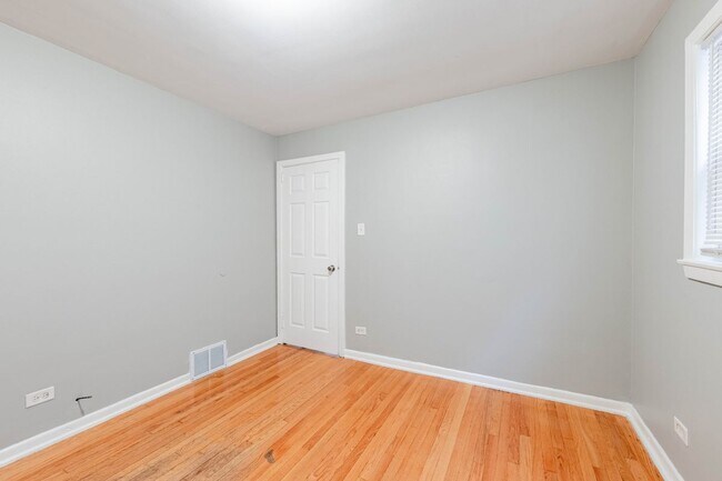 Foto del edificio - 7637 S Essex Ave