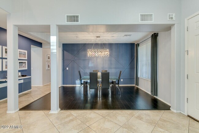 Foto del edificio - 18472 W Desert Ln