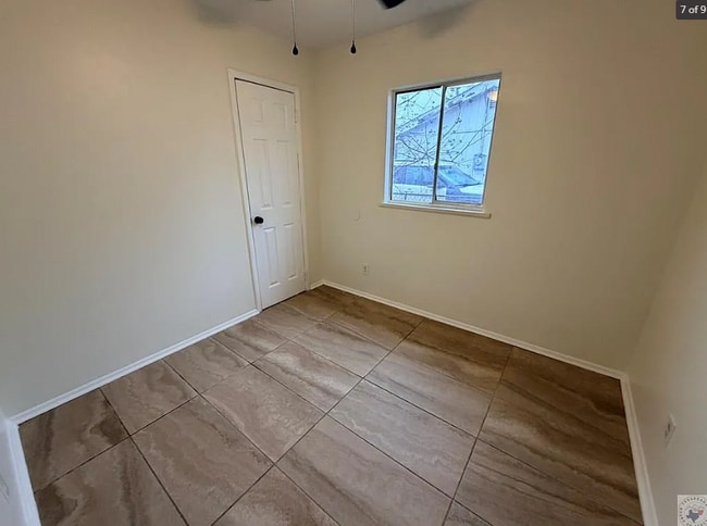 Building Photo - 2405 Mamie Dr