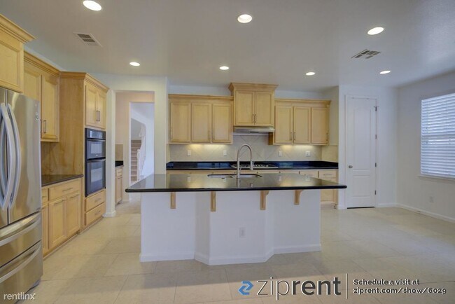 Building Photo - 702 S Escuela Dr