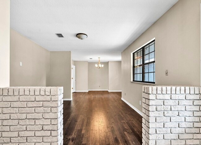 Building Photo - 242 Country Club Rd