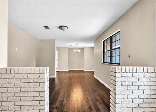 Foto del edificio - 242 Country Club Rd
