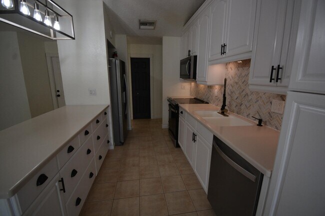 Foto del edificio - 1379 Pinetta Cir