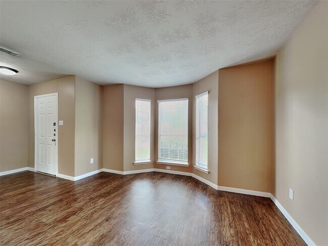 Building Photo - 6611 Dillon Dr