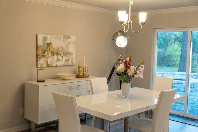 Foto del edificio - Furnished 3/2 with Garage on Beautiful Lot...