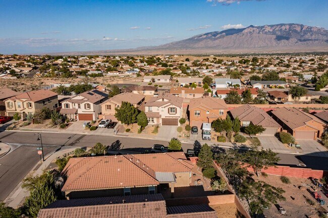 Building Photo - Great 3 Bedroom in Loma Colorado area