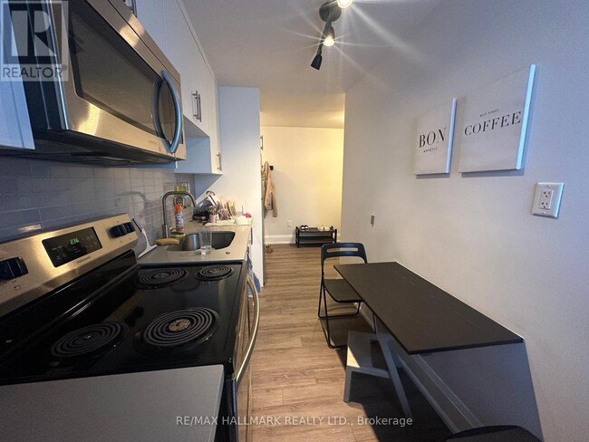 Building Photo - 595-595 St Clair Ave W