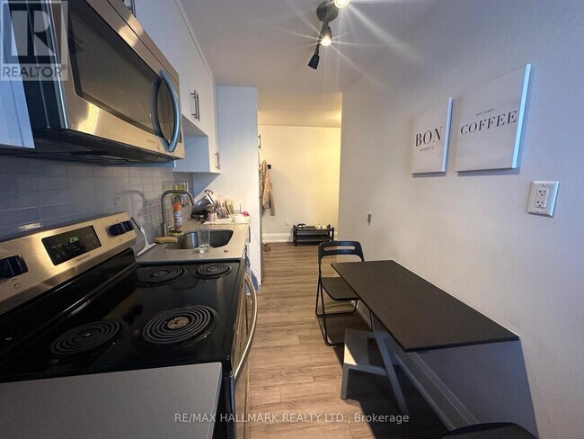 Photo du bâtiment - 595-595 St Clair Ave W