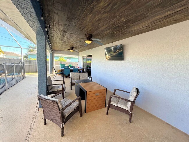 Foto del edificio - Beautiful Pool Home with 4 Beds, 2 Baths i...