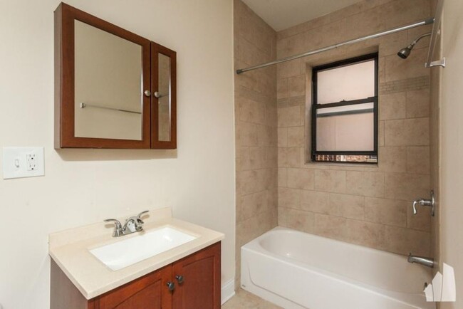 Foto del edificio - 1 bedroom in Chicago IL 60657