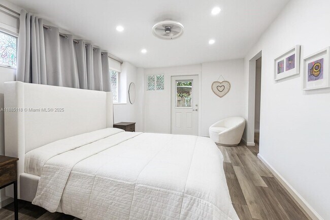 Foto del edificio - 1055 NE 121st St