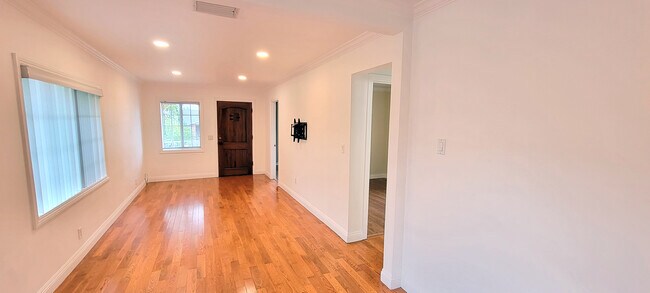 Foto del edificio - 4031 Floral Dr