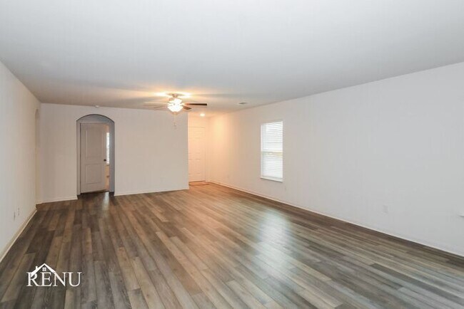 Foto del edificio - Now Available!