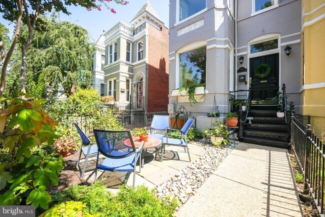 Building Photo - 707 12th St NE