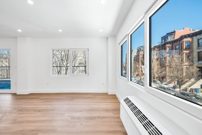 Building Photo - 28 Spencer Place