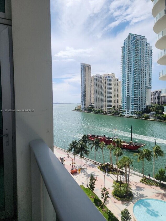 Foto principal - 300 S Biscayne Blvd