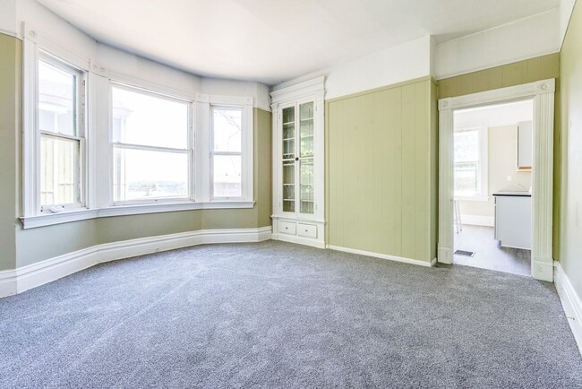 Building Photo - AVAILABLE AUGUST 2026 - Spacious Renovated 4 Bedroom, 1.5 Bath Home w/ AC!