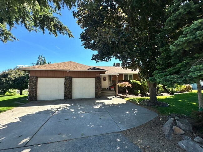 Building Photo - Stunning 3 Bedroom and 3 Bathroom Home, La...