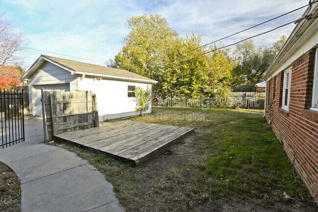 Building Photo - 1102 E Donnell Ave