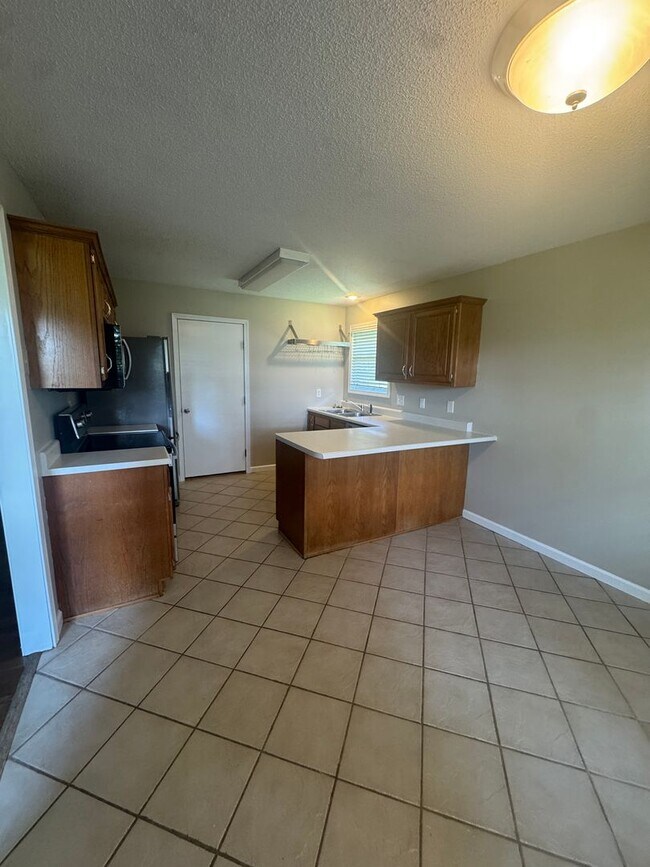 Building Photo - 3 Bedroom Home Strafford, Missouri