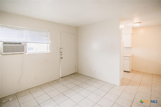 Building Photo - 1239 N LBJ Dr