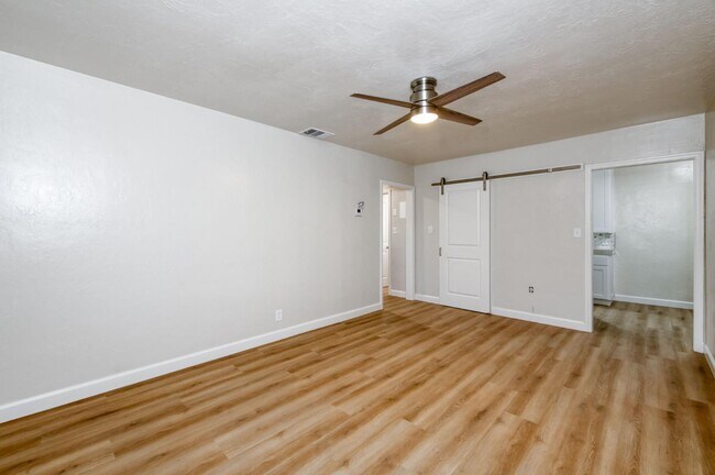 Building Photo - 326 E Dudley Ave