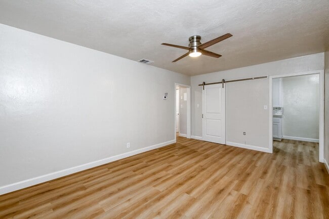 Foto del edificio - 326 E Dudley Ave