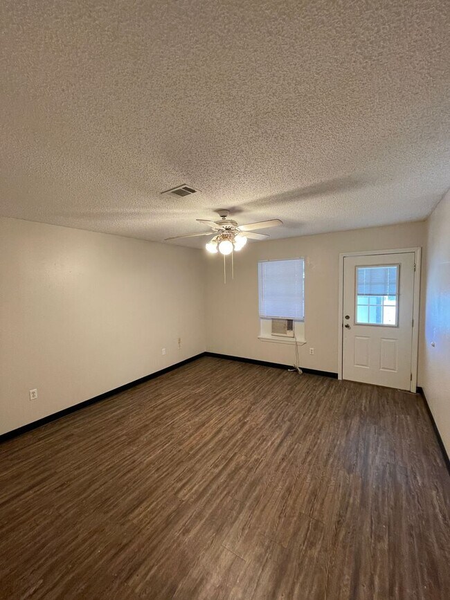 Foto del edificio - 3 bedroom 1 bath apartment