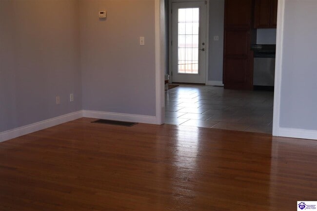 Building Photo - 121 Twin Lakes Dr