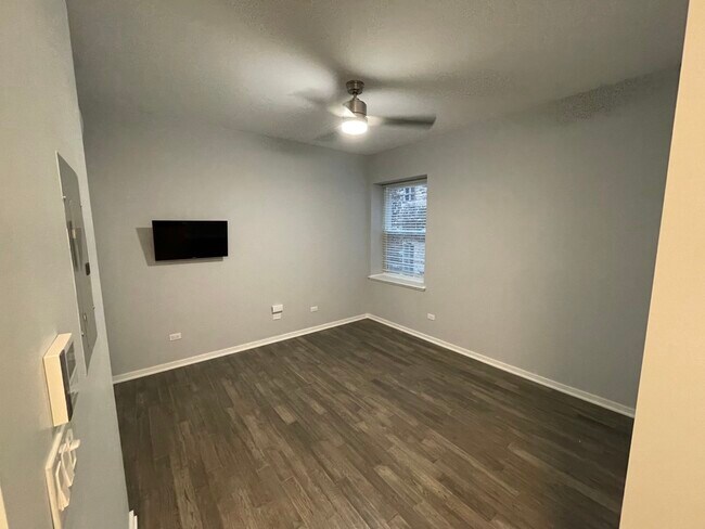Foto del edificio - Brand New Studio 2 Blocks from Edgewater B...