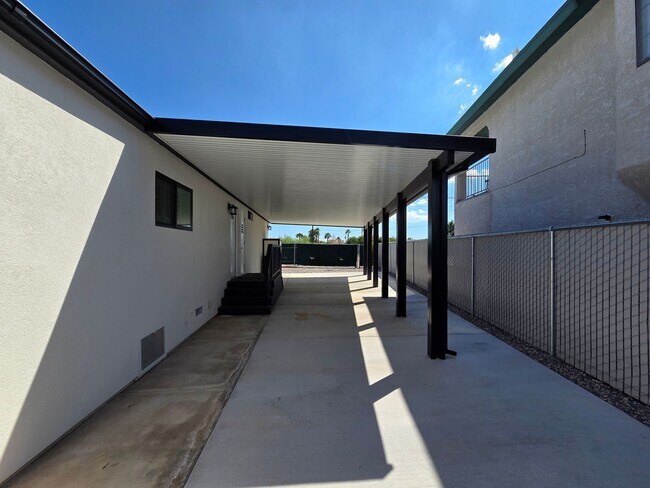 Foto del edificio - Beautifully remodeled 3 bed/2 bath Manufactured Home BHC-Blocks from Colorado River