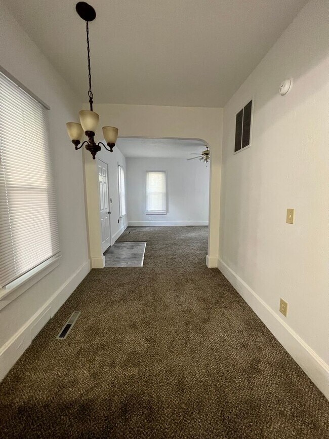 Building Photo - Cozy Cottage Like Property