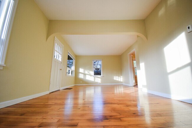 Foto del edificio - Charming Vintage 2bdrm Home on a Large Lot! Large Basement for storage!