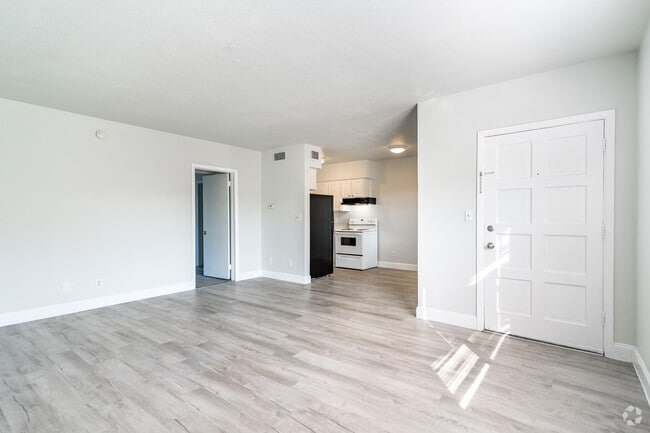 1BR, 1BA - 624SF - Living Room - Fountain Court Apartments