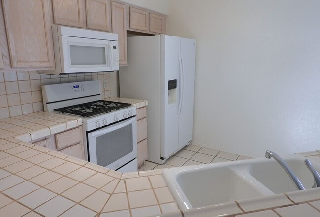 Building Photo - Beautiful 3+2 Corner Lot home near the Golf Course!