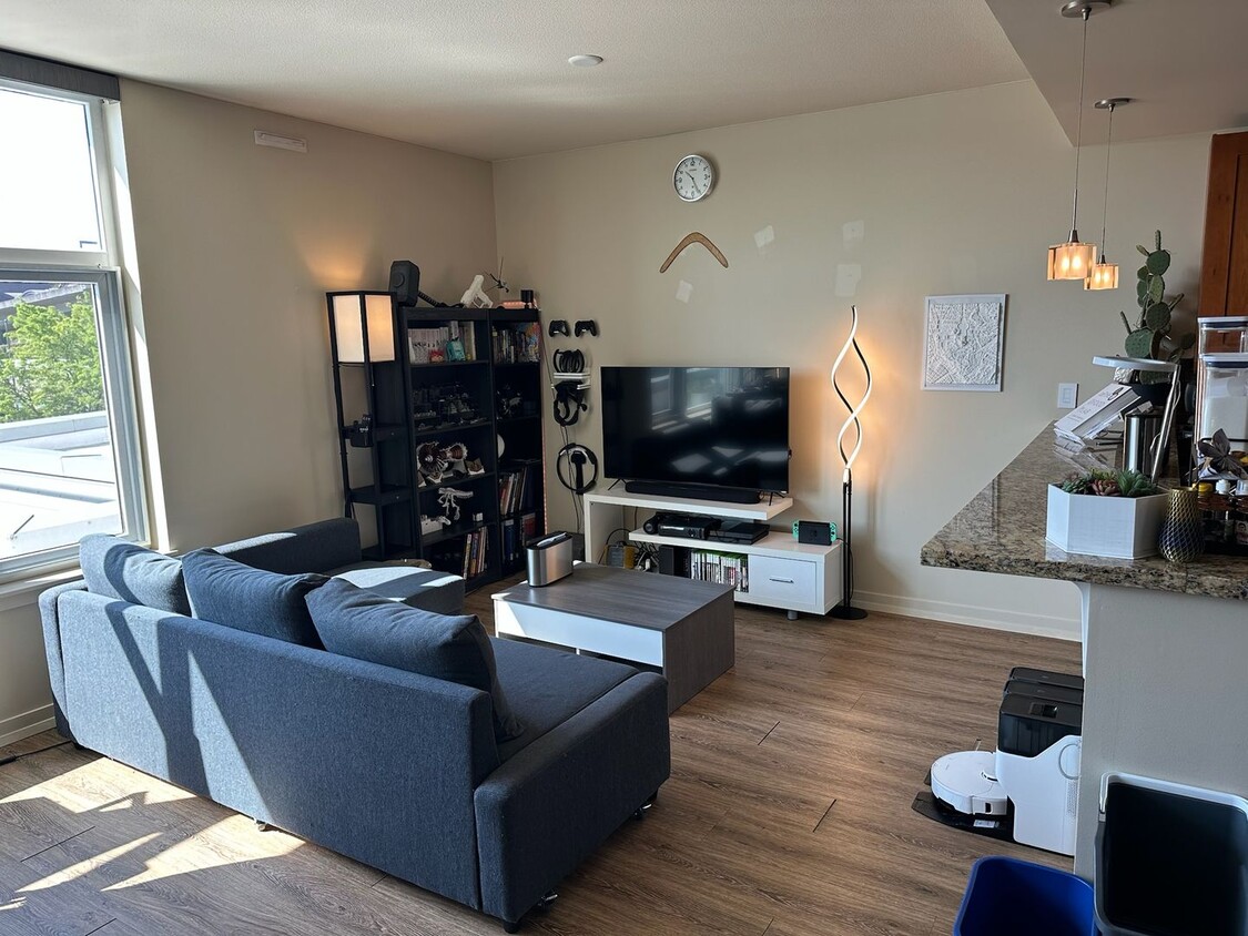 Primary Photo - Light & Bright Dock St Unit