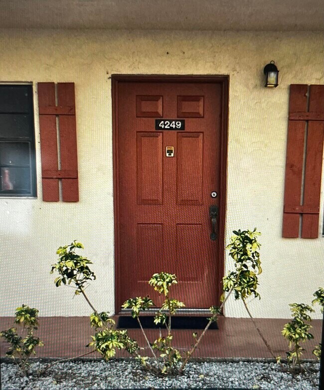 Building Photo - 4249 Oak Terrace Dr