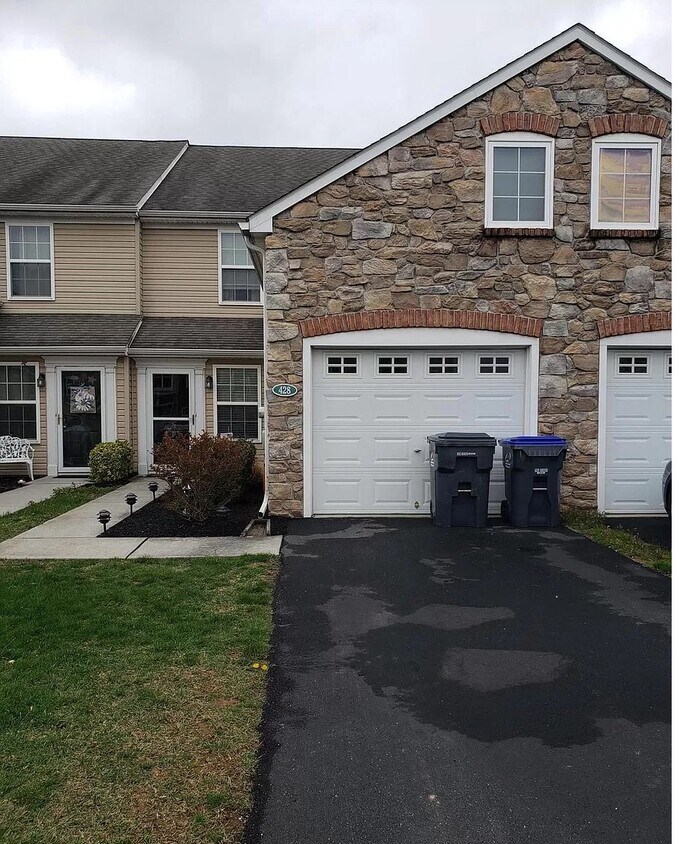 Foto principal - 428 Eisenhower Dr