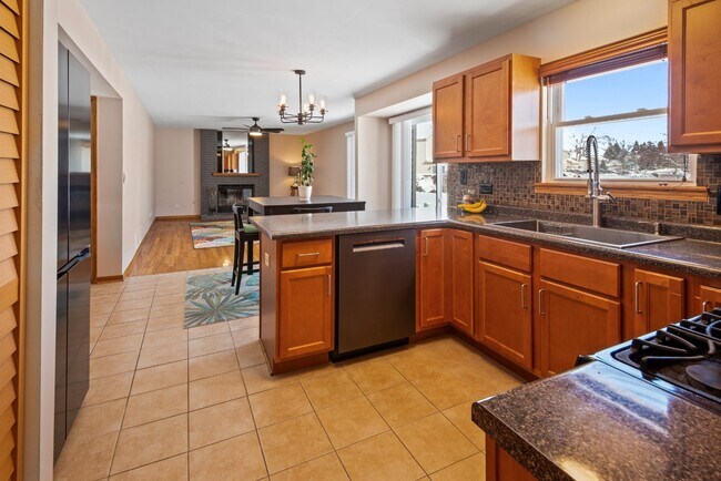 Building Photo - 4 Bed / 2.5 Bath Single-Family Home for Rent in Mundelein | Available ASAP