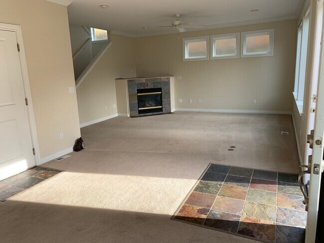 Foto del edificio - Beautiful 3x2.5 Townhome Less Than 10 Minu...