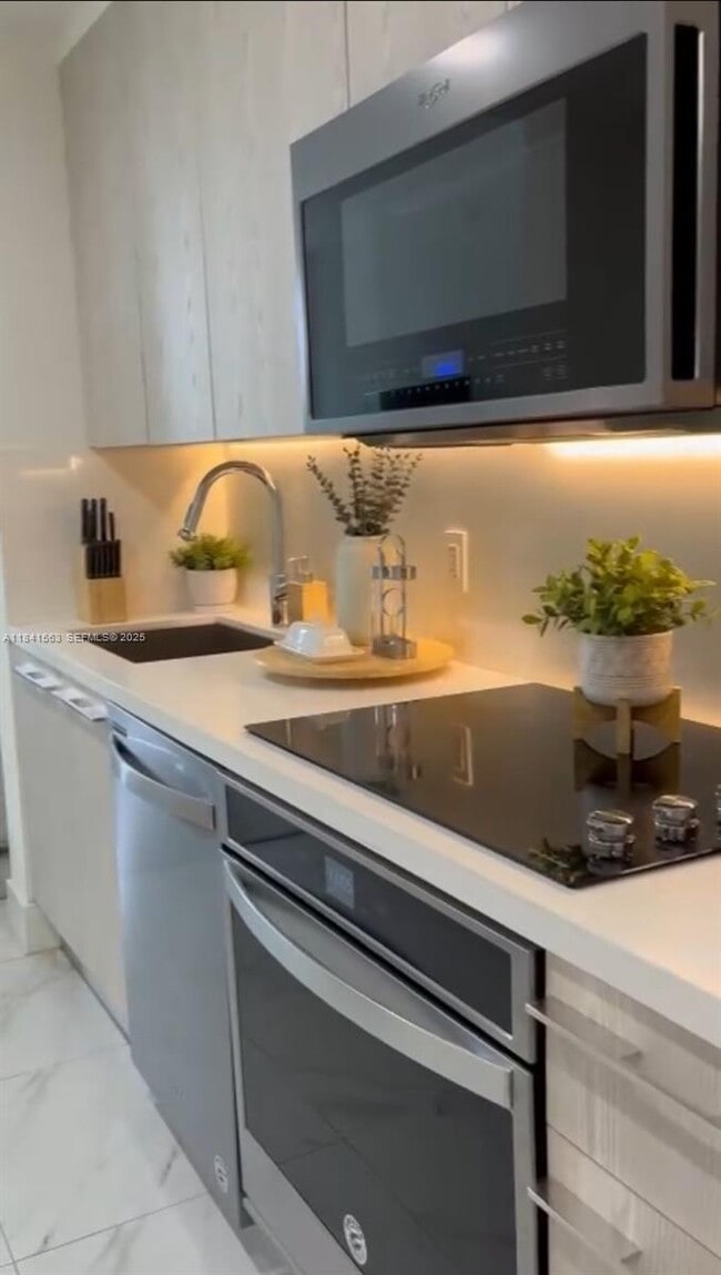 Building Photo - 2000 Metropica Wy