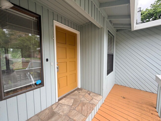 Foto del edificio - Brand New Flooring and Paint Upper Level Duplex