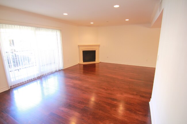 Foto del edificio - 11911 Mayfield Ave