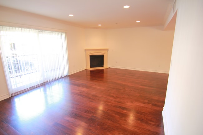 Building Photo - 11911 Mayfield Ave