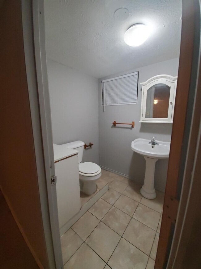 Foto del edificio - 529 Plainview Rd
