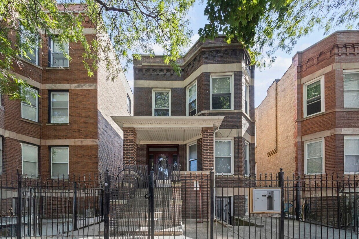 Foto principal - 4237 W Potomac Ave